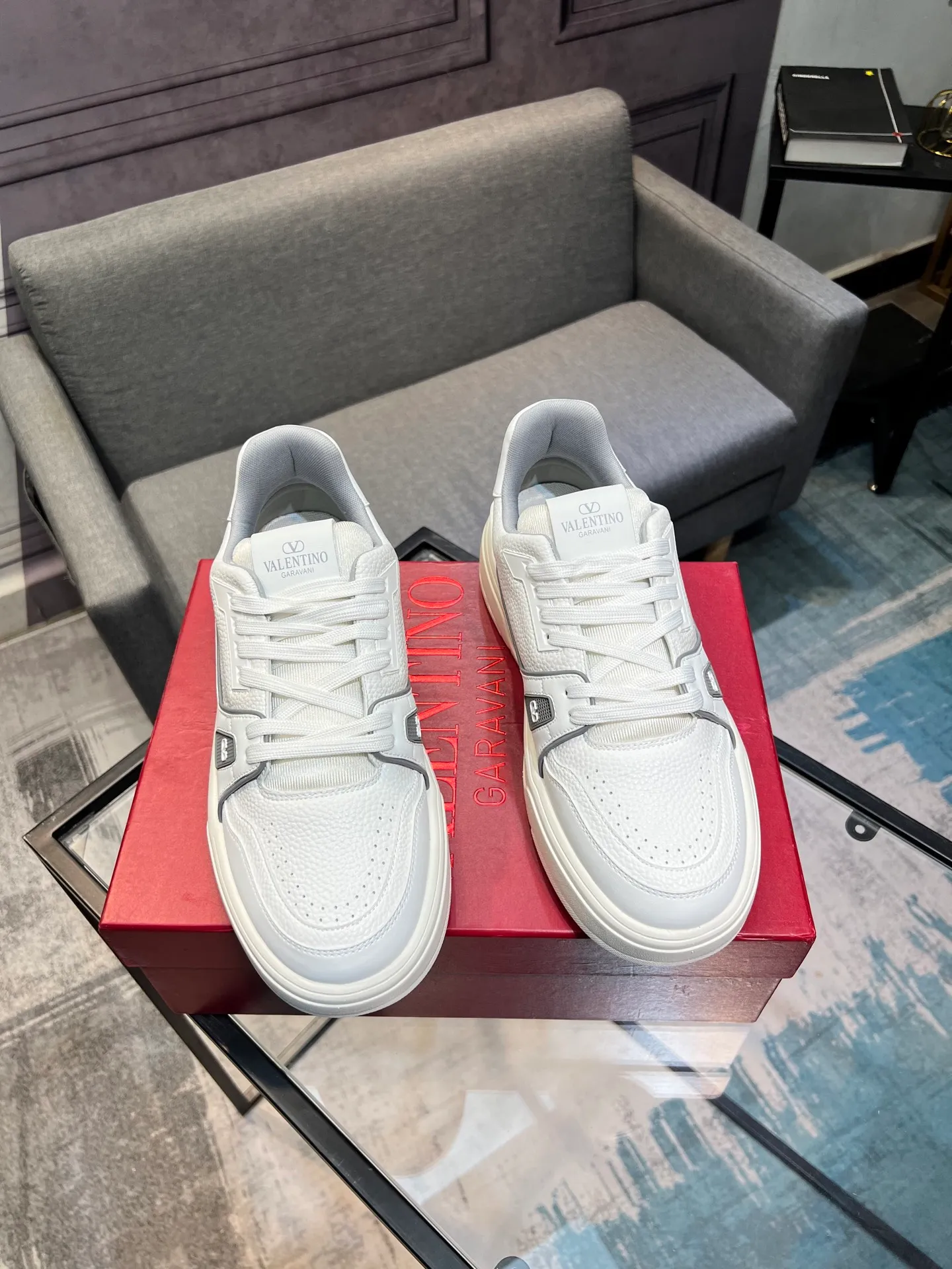 Men's men's shoes 💰660 𝑽𝒂𝒍𝒆𝒏𝒕𝒊𝒏𝒐 Valentino 𝑶𝒏𝒆𝑺𝒕𝒖𝒅 Couple's sneaker series Valentino 2025 latest couple's sneakers, celebrity style, hot sale. The original ZP was purchased and dismantled. Repeated pattern making and modification. I strive to restore the original version 1:1! Top luxury masterpiece, soft and comfortable, combining fashion and leisure, bringing excellent elegant texture and excellent on-foot comfort. Top purchase version upper: imported calfskin surface/original oil edge craftsmanship. Inner: water-dyed cowhide lining. Outsole: original development 𝐓𝐏𝐔 two-color combination outsole. Packaging: original configuration complete package. Code number: 35-44 yards. 34.45 can be customized. Can be customized (self-labeled-no label) order.
